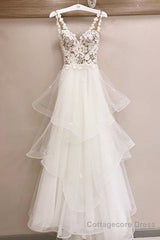 Charming Tulle Appliques V Neck Lace Wedding Dresses with Ruffles