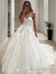 A-Line/Princess Sweetheart Chapel Train Tulle Wedding Dresses With Appliques Lace