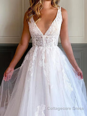 A-Line/Princess V-neck Chapel Train Tulle Wedding Dresses With Appliques Lace