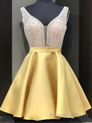 A-Line/Princess V-neck Short/Mini Satin Homecoming Dresses With Beading