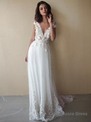 A-Line/Princess V-neck Sweep Train Tulle Wedding Dresses With Appliques Lace