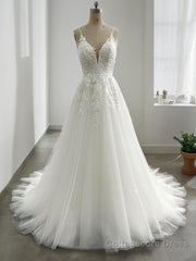 A-Line/Princess V-neck Sweep Train Tulle Wedding Dresses With Appliques Lace