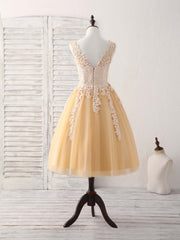 Champagne V Neck Tulle Lace Applique Short Prom Dresses