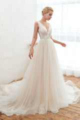 Champange Princess V-neck Lace Tulle Soft Pleats Wedding Dresses with Appliques