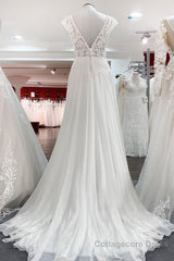 Simple Long A-line V-neck Tulle Appliques Lace Wedding Dress